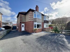 Benomley Crescent, Almondbury, Huddersfield, HD5 8LT