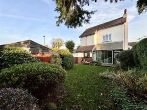 Longley Road, Almondbury, Huddersfield, HD5 8JN