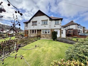 Benomley Crescent, Almondbury, Huddersfield, HD5 8LT